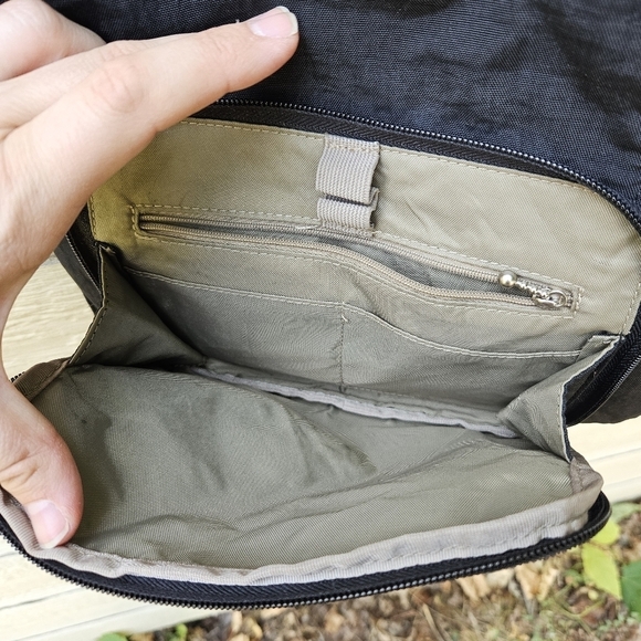 baggallini black sling bag - Picture 7 of 10